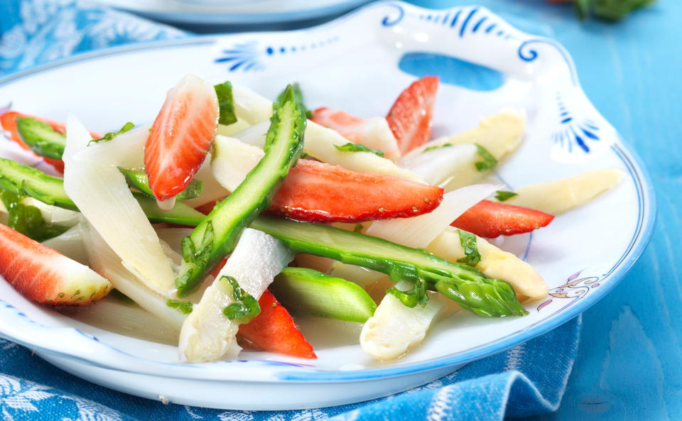 Spargelsalat mit Erdbeeren