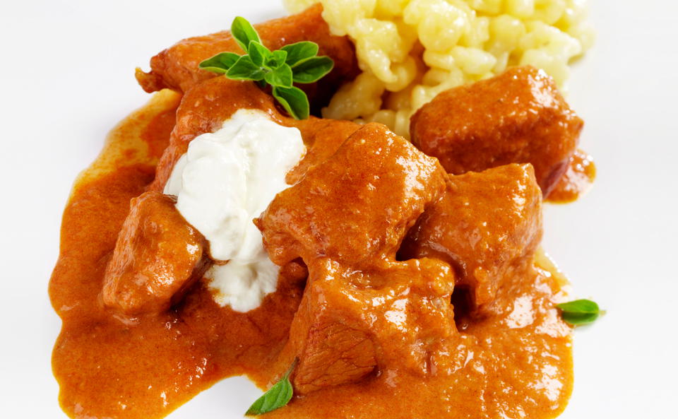 Schnelles Kalbsrahmgulasch mit Nockerln