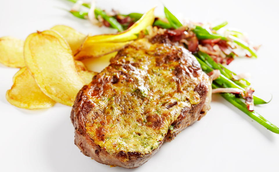 Entrecôte mit Kräuterbutter und Speckfisolen