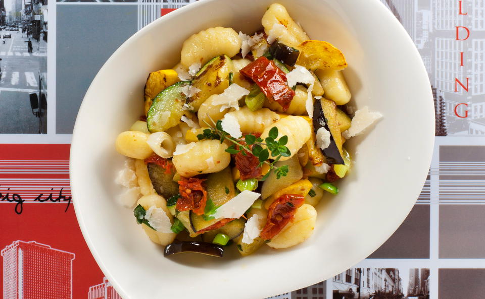 Gnocchi mit mediterranem Gemüse • Rezept • GUSTO.AT