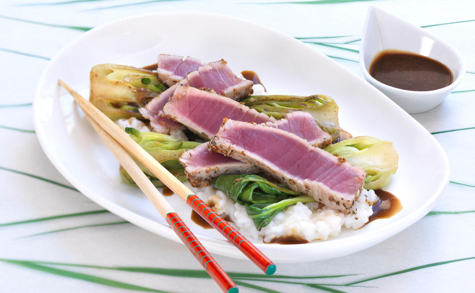 Thunfischsteak mit Sushireis und Pak Choi