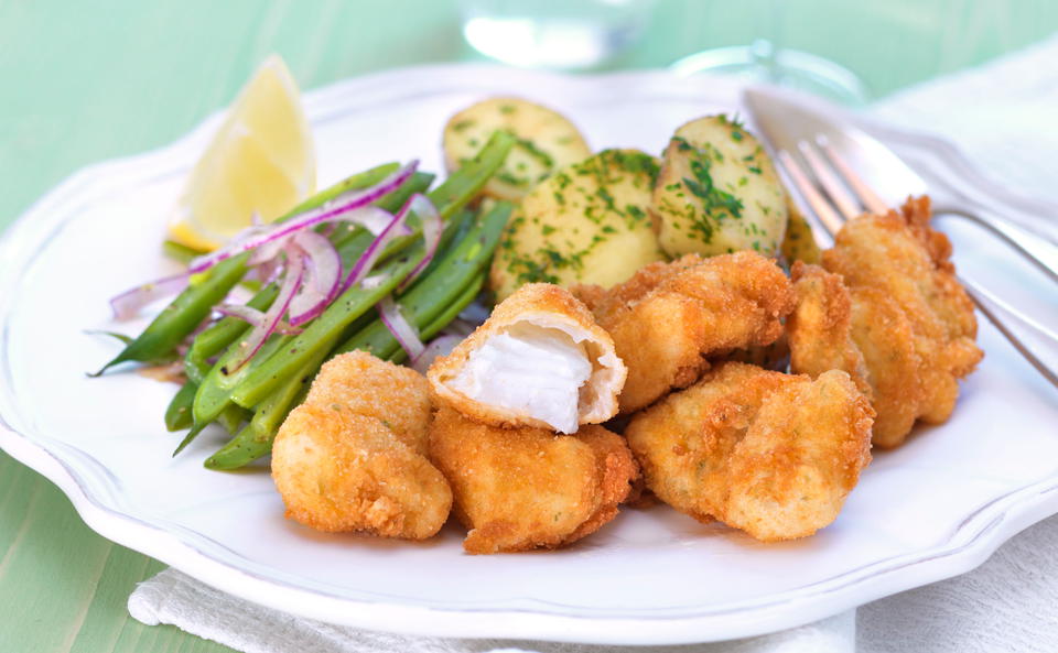 Gebackenes Welsfilet mit Fisolensalat