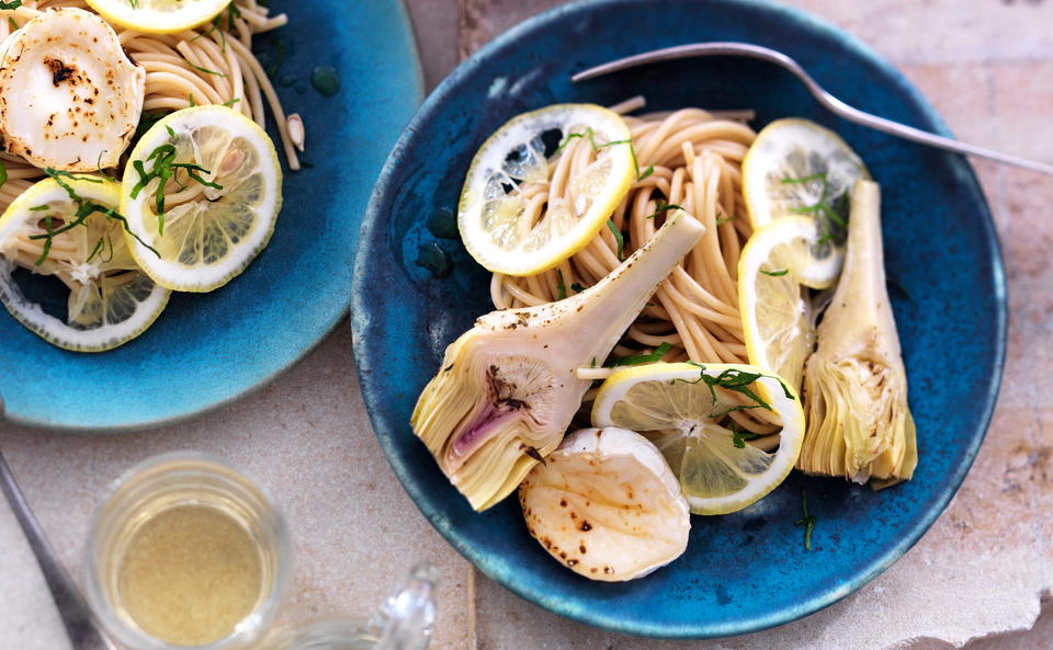 Vollkorn-Spaghetti mit Ziegenkäse und Artischocken