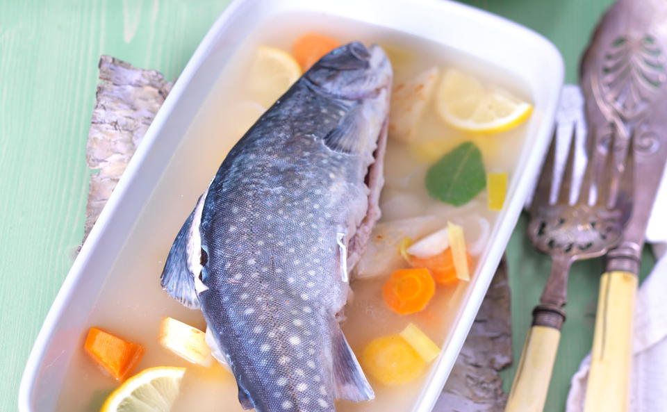 Saibling blau mit gebratenem Spargel