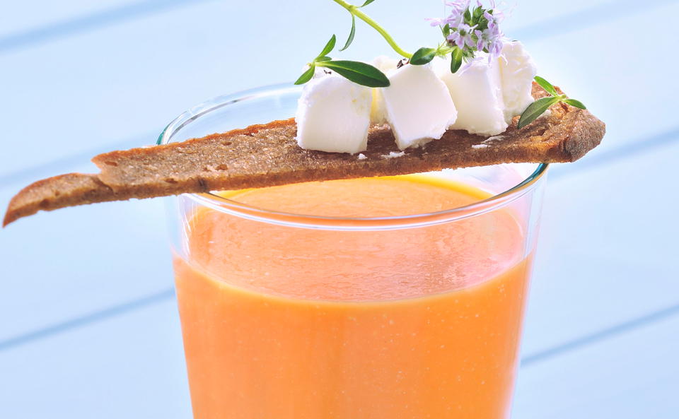 Karottendrink mit Mozzarella-Crostini