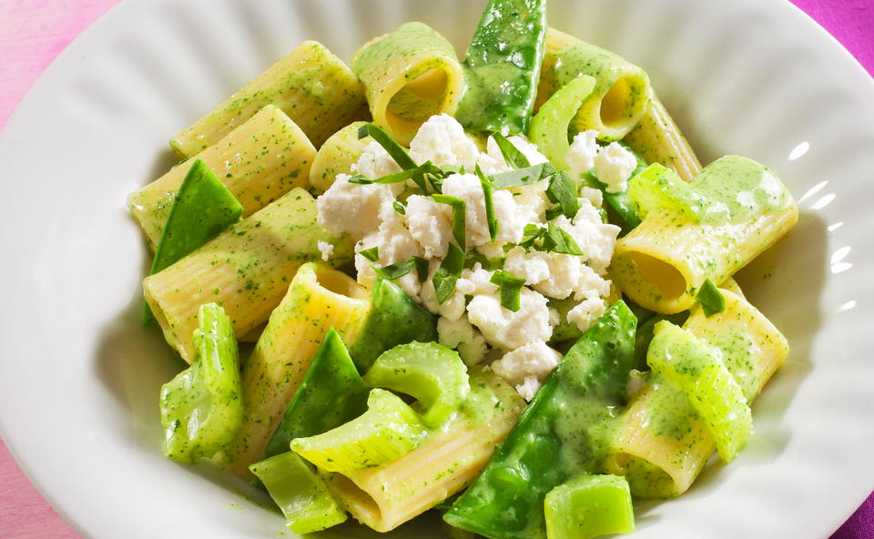 Rigatoni mit Erbsenschoten und Schafkäse