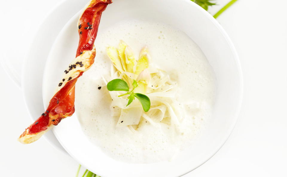Spargelsuppe mit Schinkenstangerln