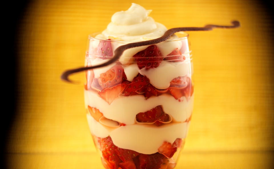 Zitronencreme mit Erdbeeren und Schokowellen