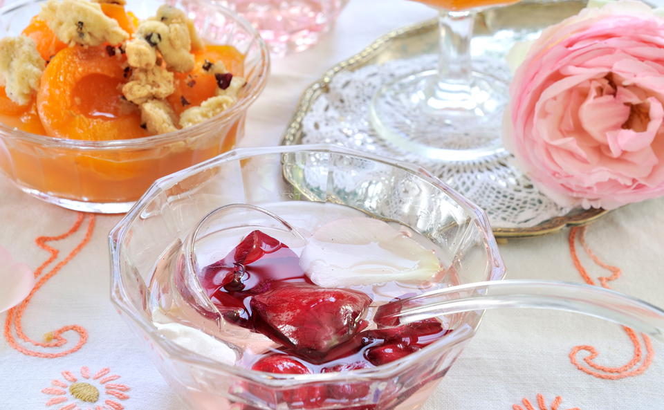 Marillen mit Rosenblüten-Crumble und Rosenblütensirup