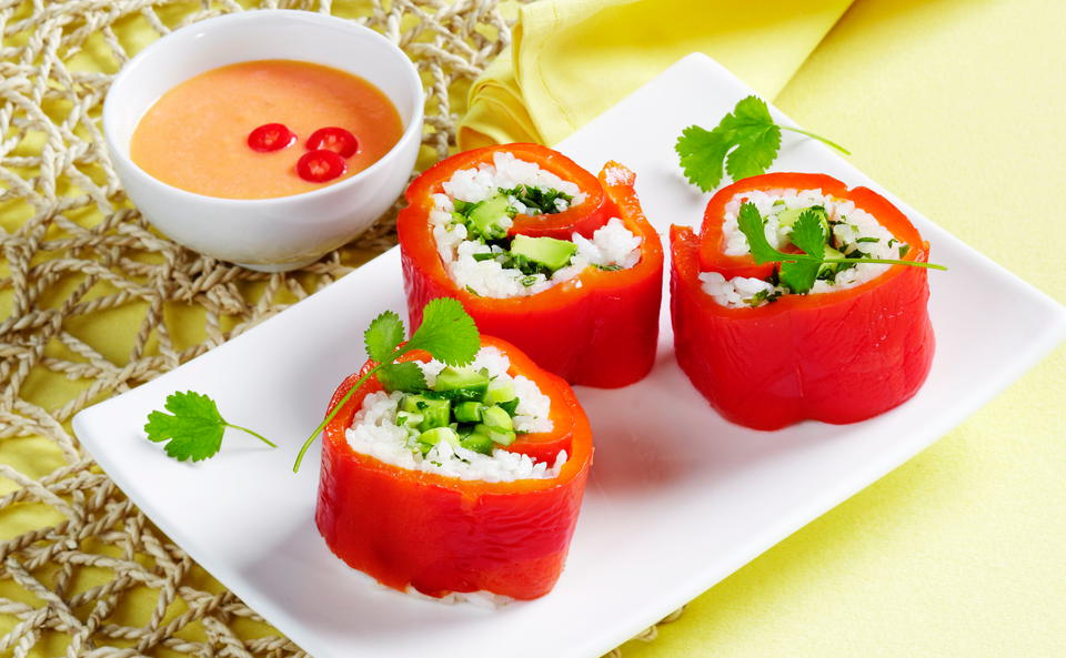 Paprika-Sushi mit Avocado