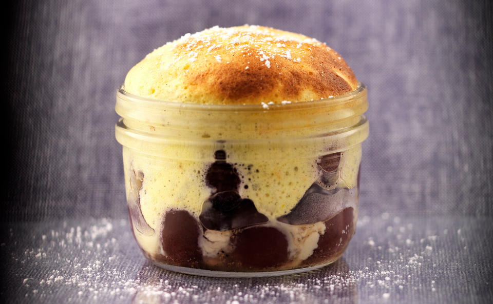 Gewürzsoufflé mit Kirschen