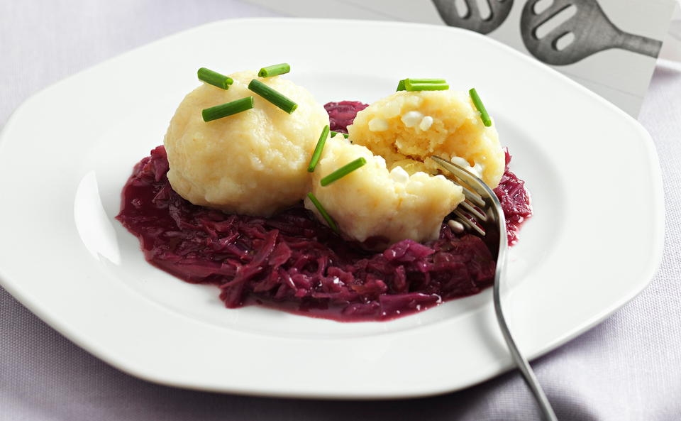 Typisch Oberösterreich: Erdäpfel-Käse-Knödel auf Blaukraut