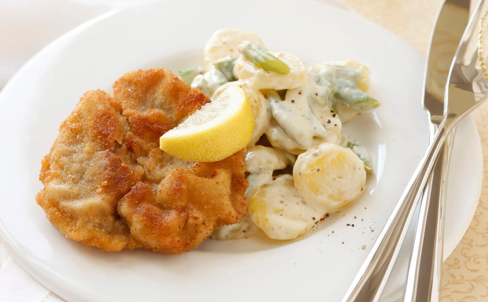 Lammschnitzel mit Erdäpfel-Fisolensalat