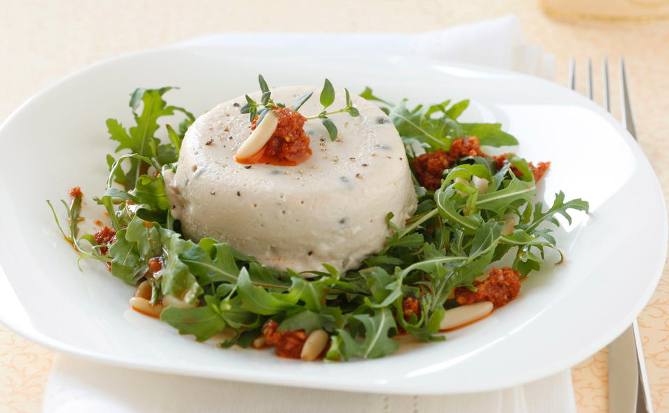 Thunfisch-Panna-cotta mit Rucola und rotem Pesto