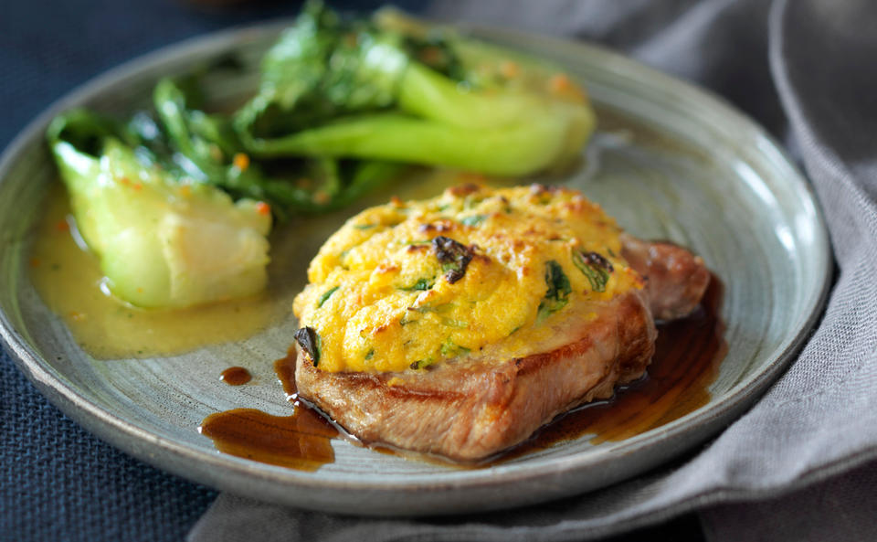 Steaks mit Polentakruste und Pak Choi