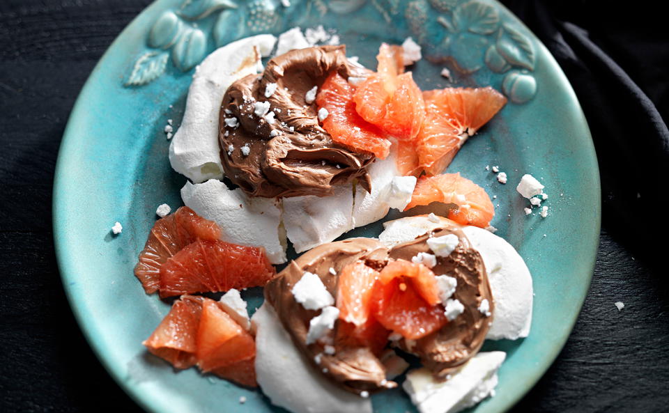 Pavlova mit Schokolade und Grapefruits