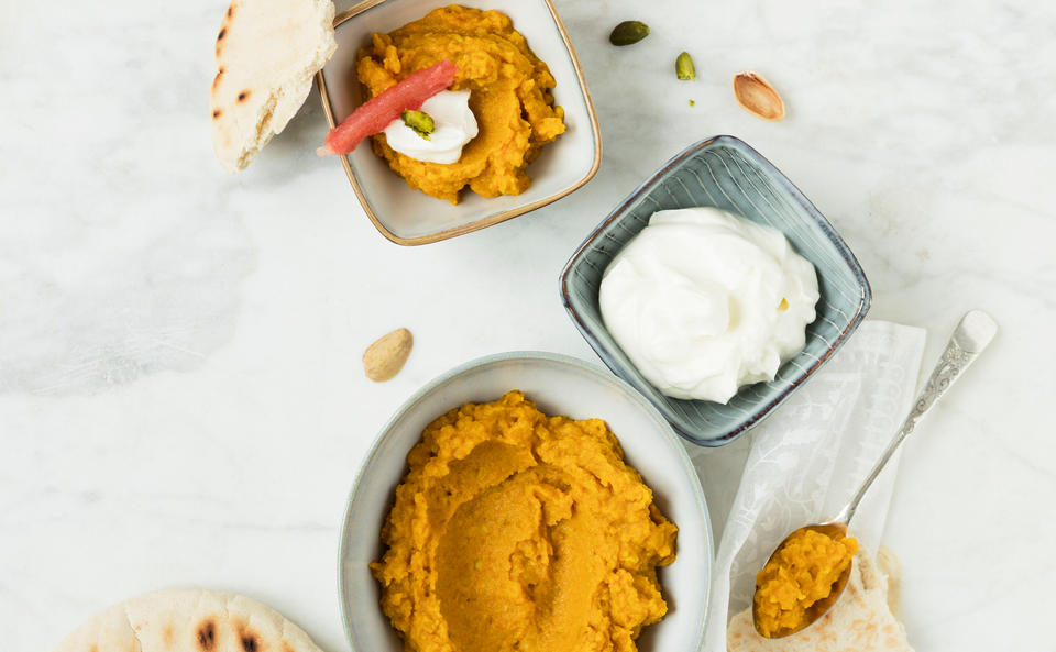 Linsen-Karotten-Creme mit Labneh und Grapefruit