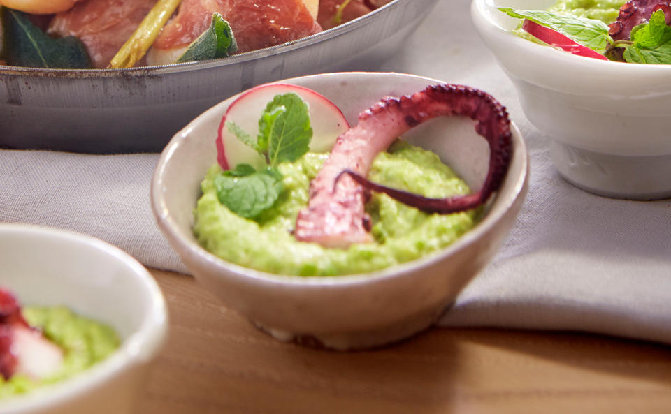 Pulpo mit Erbsen-Speck-Mash