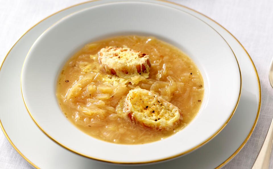 Zwiebelsuppe mit Käsebrötchen