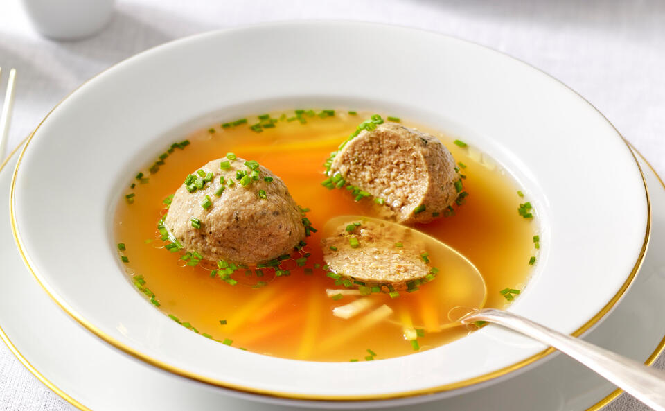 Leberknödelsuppe mit Gemüsestreifen