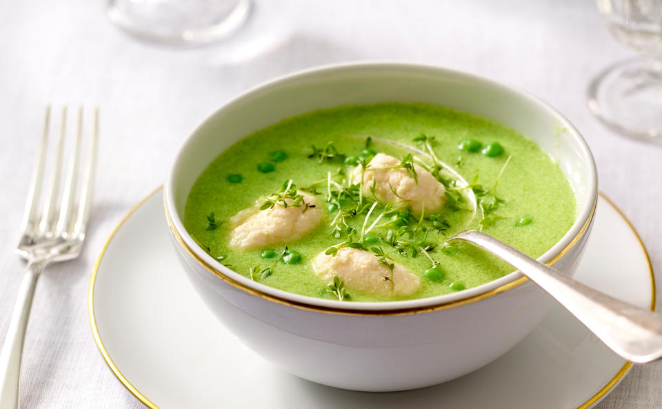 Kochsalatsuppe mit Erbsen und Hühnernockerln