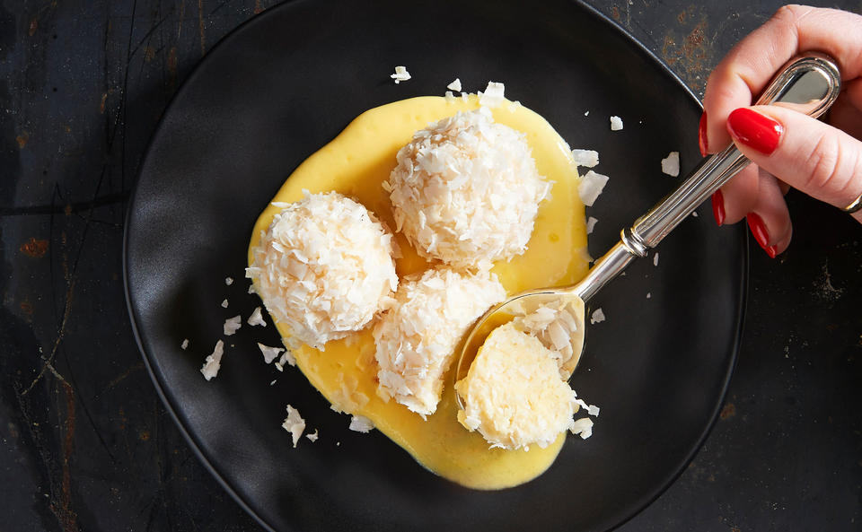 Kokos-Topfenknödel mit Mangosauce