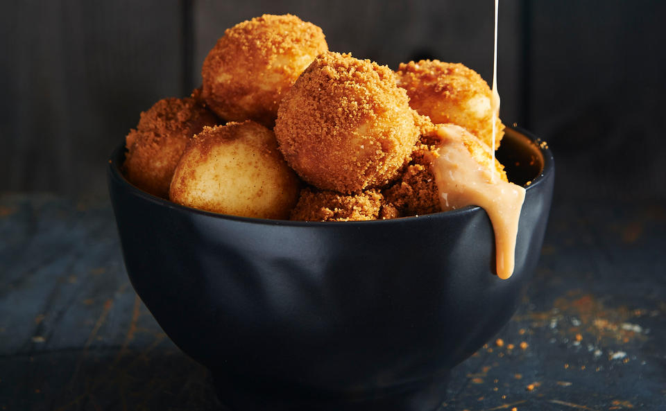 Mini-Grießknödel mit Toffee-Zimtsauce