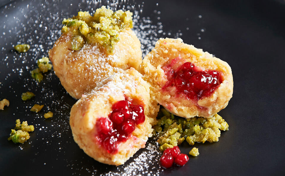 Briocheknödel mit Preiselbeeren und Pistazienbutter