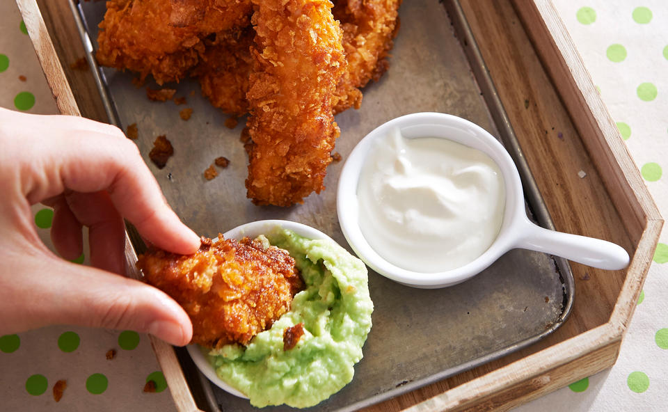 Cornflakes Chicken Fingers mit Sauerrahm-Dip und Avocado-Dip