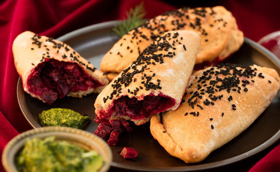 Rote-Rüben-Kokos-Taschen mit Dill-Koriander-Pesto