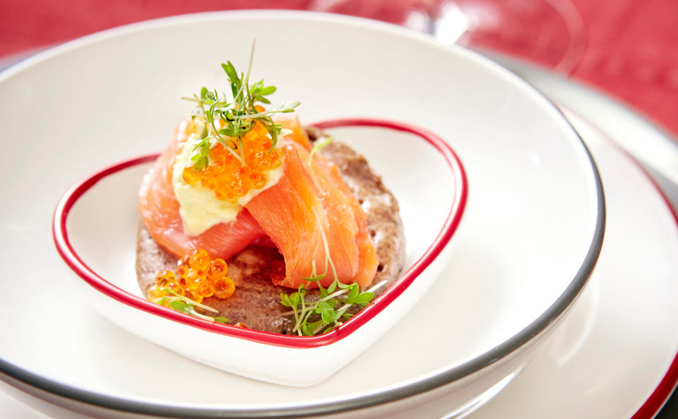 Blinis mit Räucherlachs, Senfcreme und Kresse • Rezept • GUSTO.AT
