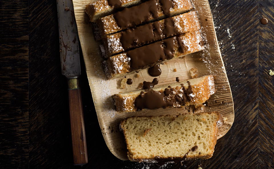 Bananenkuchen mit Schokosauce