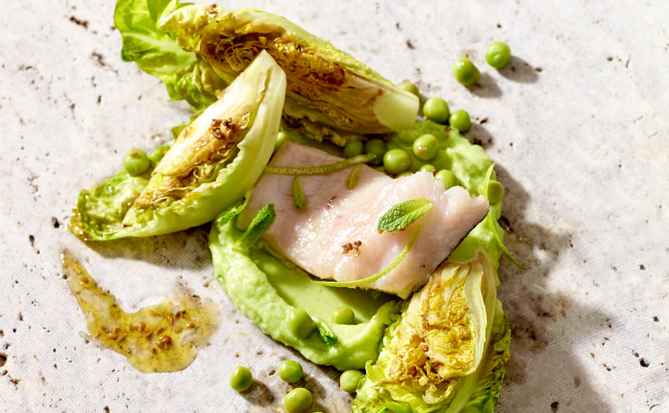 Forelle mit Avocadocreme, Erbsen und Salazherzen