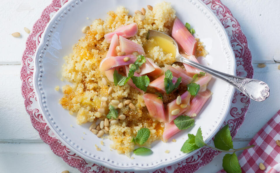 Couscous mit Rhabarber-Kompott