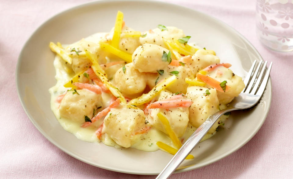 Erdäpfel-Kräuternockerl mit Gemüsestreifen