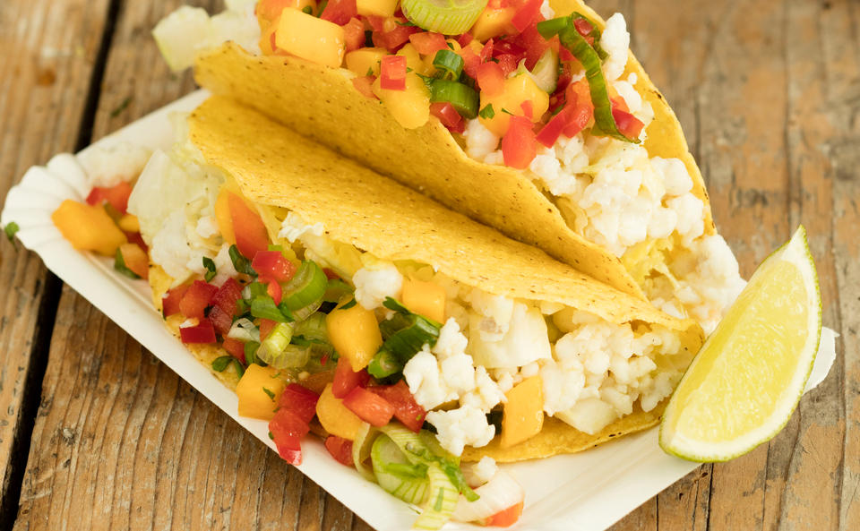 Taco Shells mit Fisch-Kohlfülle und Mangosalsa