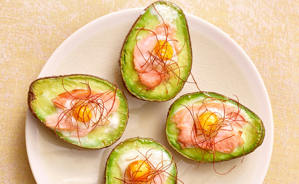 Gefüllte Avocado mit Räucherlachs und Wachtelei