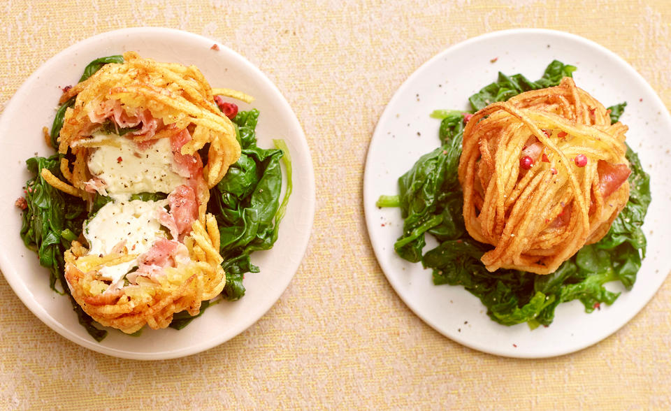 Erdäpfel-Packerl mit Feta, Rohschinken und Spinat