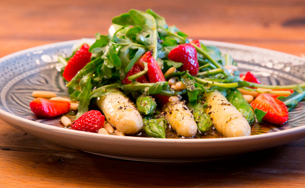 Spargel-Erdbeer-Salat • GUSTO.AT