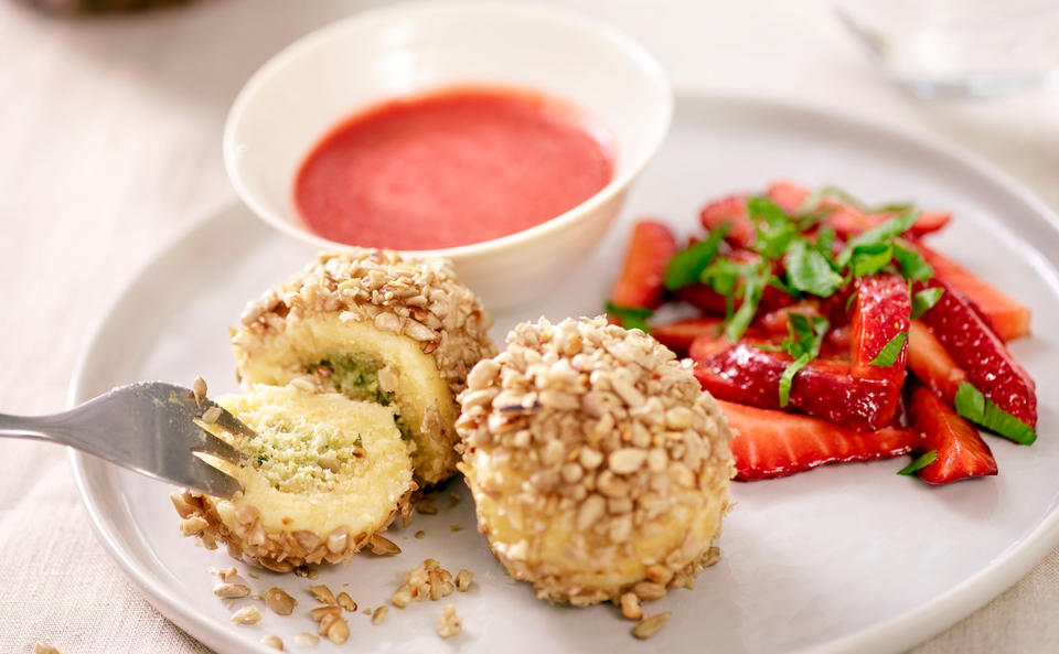 Erdäpfelknödel mit Käsefülle und Erdbeeren