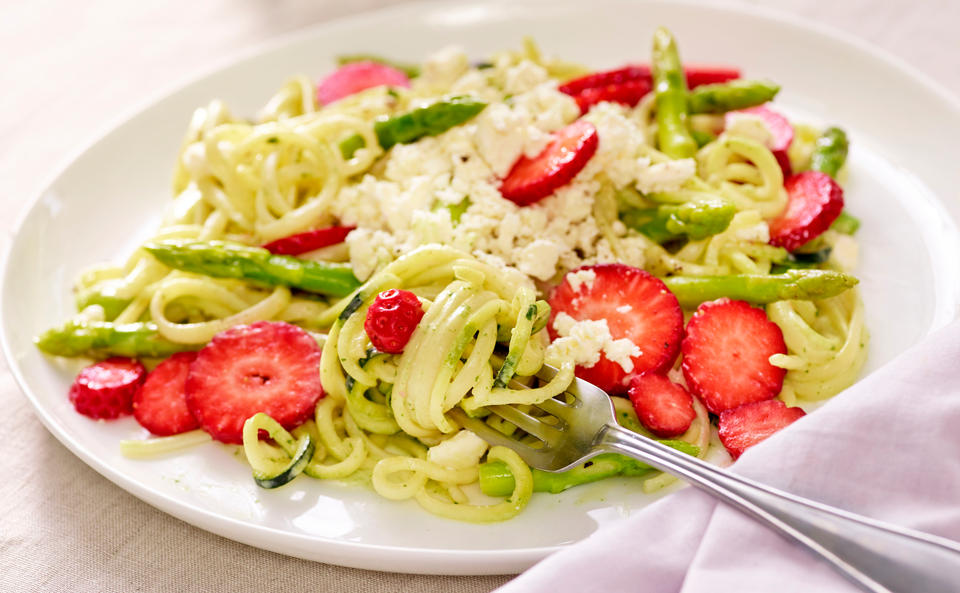 Linguine mit Zucchini, Spargel und Erdbeeren