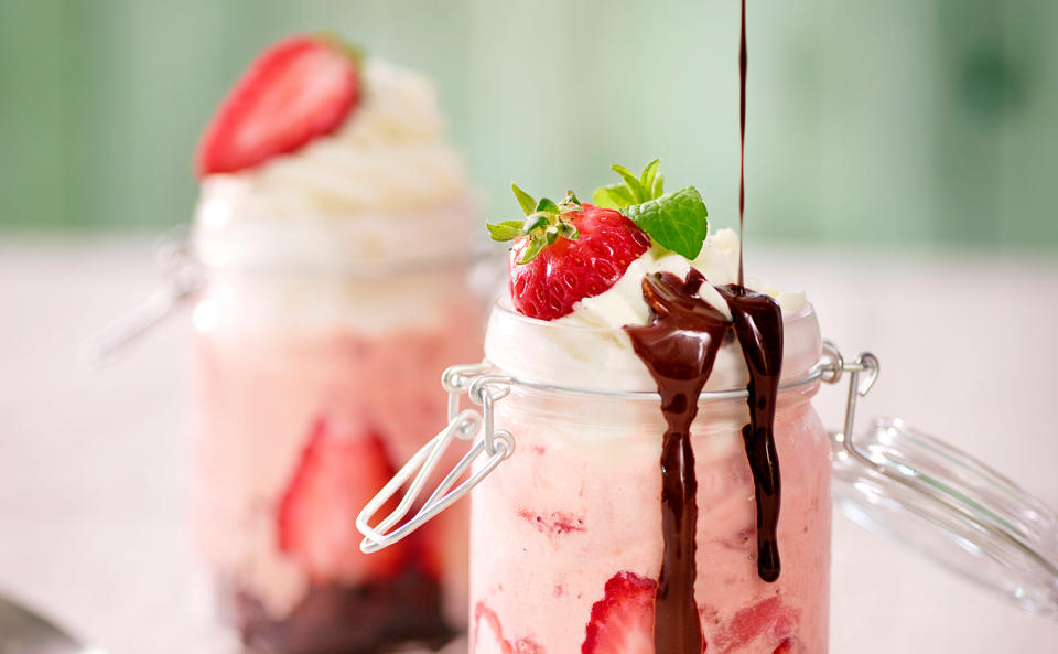 Erdbeer-Kokos-Eis-Trifle