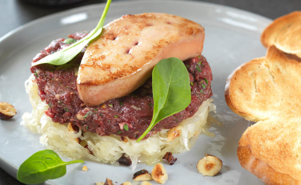 Rehtatar mit Gänseleber und Sauerkrautsalat • Rezept • GUSTO.AT