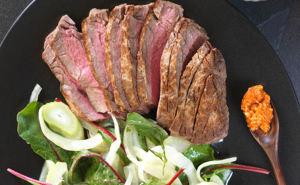 Tagliata vom Rind mit rotem Pesto und Fenchel-Mangoldsalat