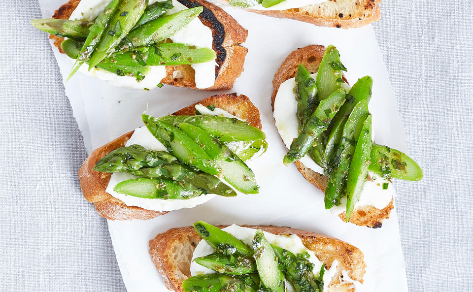 Spargel-Mozzarella-Crostini mit Bärlauchpesto