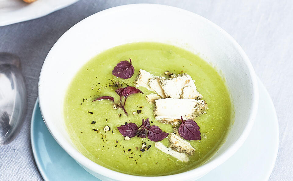 Grüne Spargelsuppe mit Belper Knolle