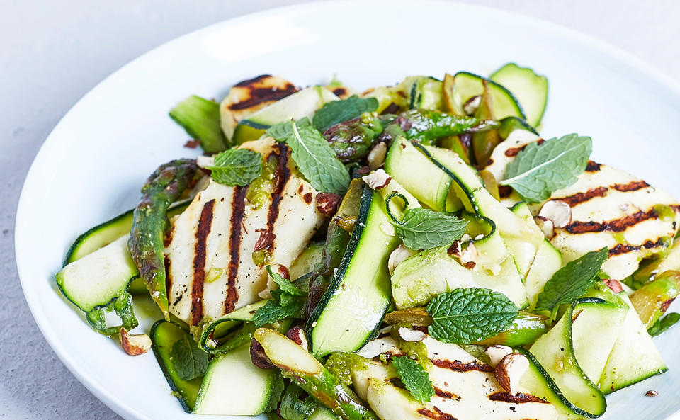 Lauwarmer Spargelsalat mit Halloumi und Pesto-Dressing