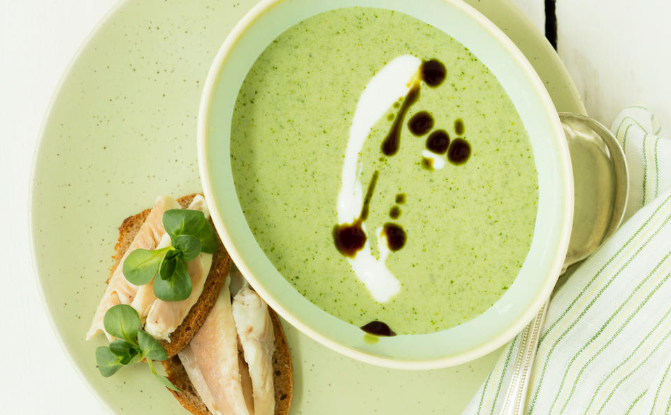 Lauwarme Joghurt-Salatsuppe mit Fisch-Crostini