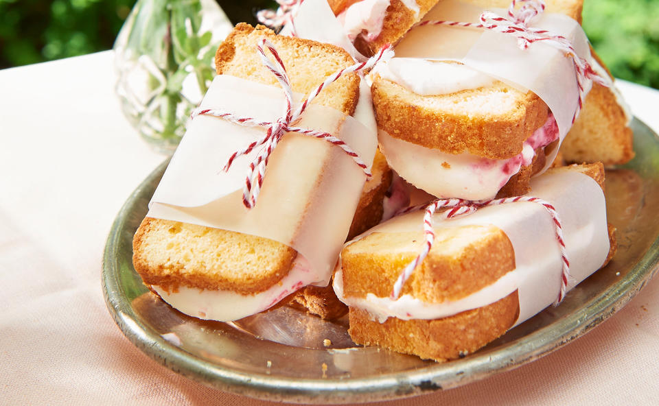 Kuchen-Sandwiches mit weißem Schoko-Himbeer-Eis