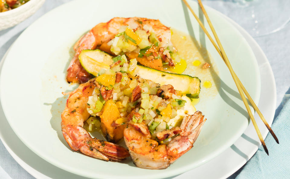 Garnelenspieße mit Zucchini und Kürbis